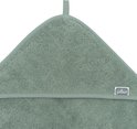 Close-up van de capuchon van een groene Jollein badcape met Jollein label in een rechthoek.
