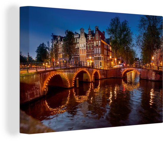 Canvas Schilderij De Amsterdamse Keizersgracht met een verlichte brug - 60x40 cm - Wanddecoratie