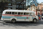 Tuinposter - Auto - Oldtimer bus in blauw / grijs / wit / zwart  - 160 x 240 cm.