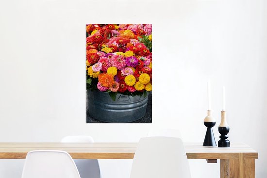 Canvas Schilderij Vers gesneden zinnia bloemen in een metalen bak - 40x60 cm - Wanddecoratie