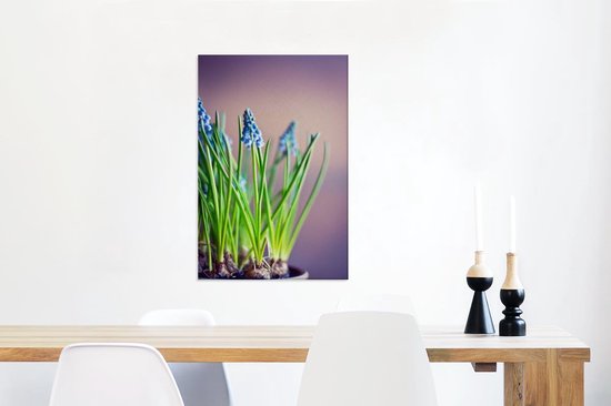 Canvas Schilderij Bloemen van een druifhyacint met een kleurrijke achtergrond - 60x90 cm - Wanddecoratie