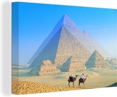 Canvas Schilderij Kamelen voor de piramides van Giza - 60x40 cm - Wanddecoratie