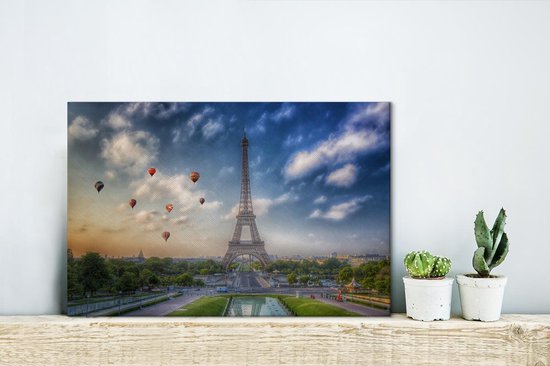 Canvas Schilderij De Eiffeltoren met op de achtergrond luchtballonnen die in de lucht varen boven Parijs - 30x20 cm - Wanddecoratie