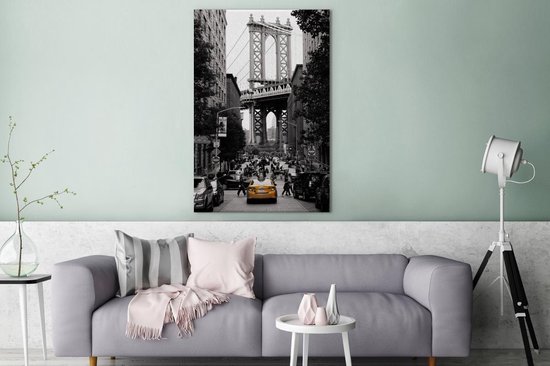 Canvas schilderij 120x180 cm - Wanddecoratie Zwart-wit foto met een gele taxi in het Amerikaanse New York - Muurdecoratie woonkamer - Slaapkamer decoratie - Kamer accessoires - Schilderijen