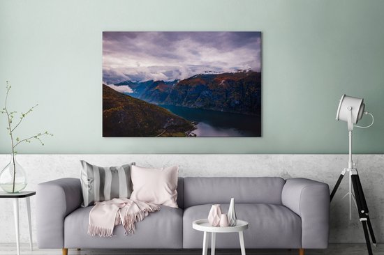 Canvas schilderij 140x90 cm - Wanddecoratie Flåm stad en berglandschappen in Noorwegen - Muurdecoratie woonkamer - Slaapkamer decoratie - Kamer accessoires - Schilderijen