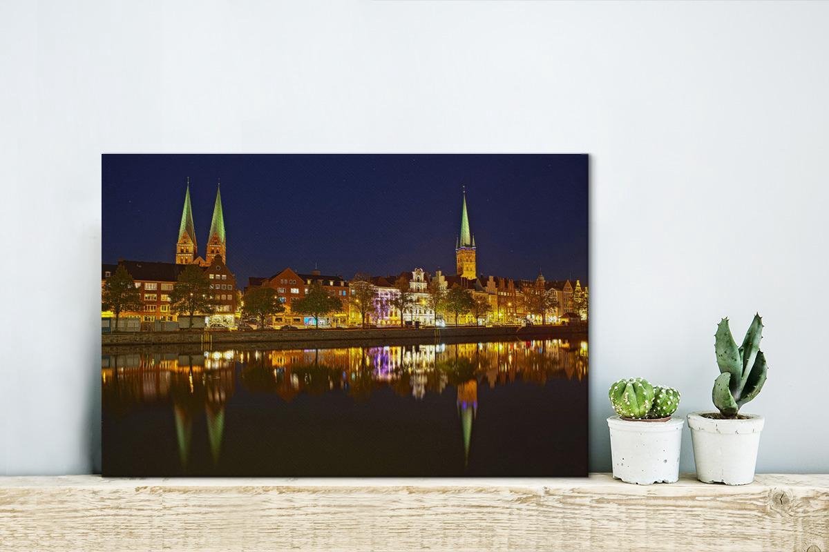 Canvas Schilderij Verlichting langs de oevers in Lübeck - 30x20 cm - Wanddecoratie