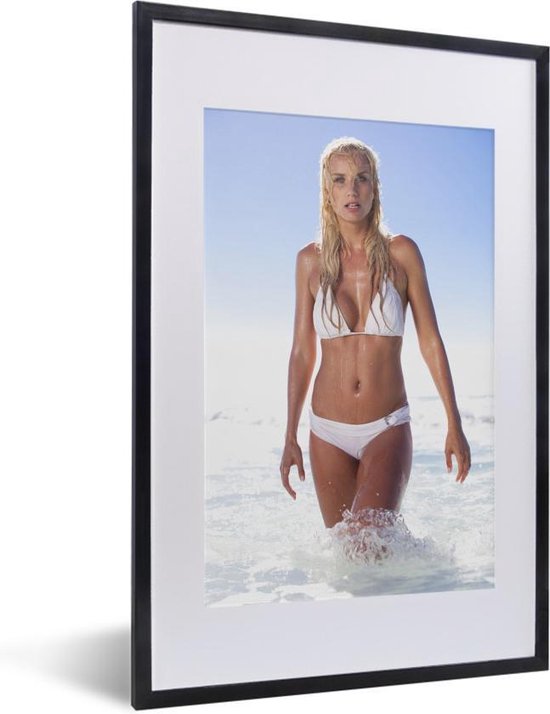 Fotolijst incl. Poster - Een blonde vrouw met een witte bikini loopt door het water - 40x60 cm - Posterlijst