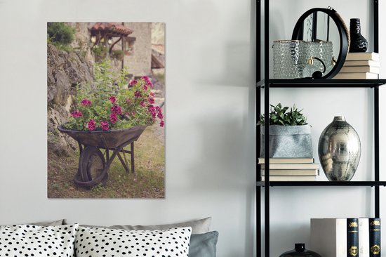 Coin charmant avec une brouette pleine de fleurs 60x90 cm - Tirage photo sur toile (Décoration murale salon / chambre) / Peintures Fleurs sur toile