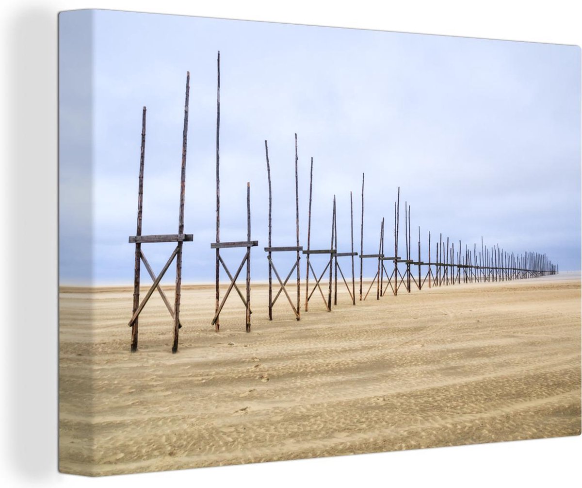 Canvas Schilderij Palen op het strand van Vlieland - 120x80 cm - Wanddecoratie