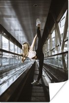 Poster Vrouw die ballet doet op een roltrap - 20x30 cm