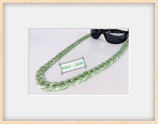 Last trend in fashion accessoires brillenkoord word vervangen door modieus Jade kleur gemêleerd grote schakels ketting.