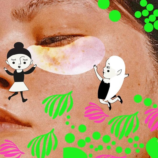 Close-up van een oog met roze oogpatches, omringd door cartoonfiguren, groene en roze bladeren en bubbels.