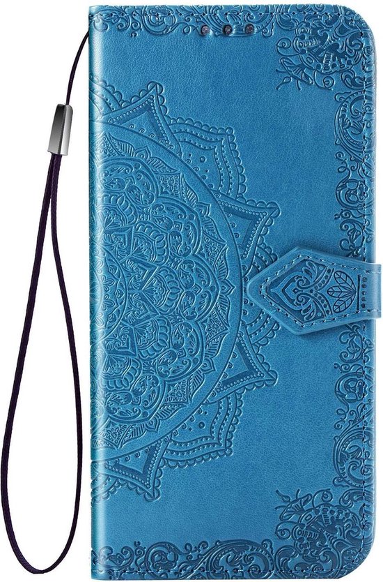 Étui de téléphone bleu avec relief floral et dragonne.