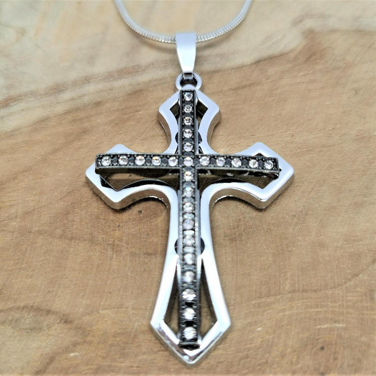 Kruis hanger, Kruis op Kruis, strass, zilverkleurig met metallic zwart.