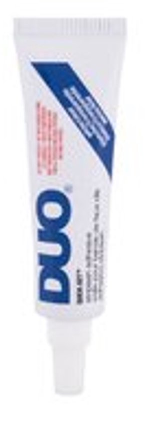 Witte tube met DUO Quick-Set wimperlijm, met blauwe en rode tekst. Sluiting is wit.