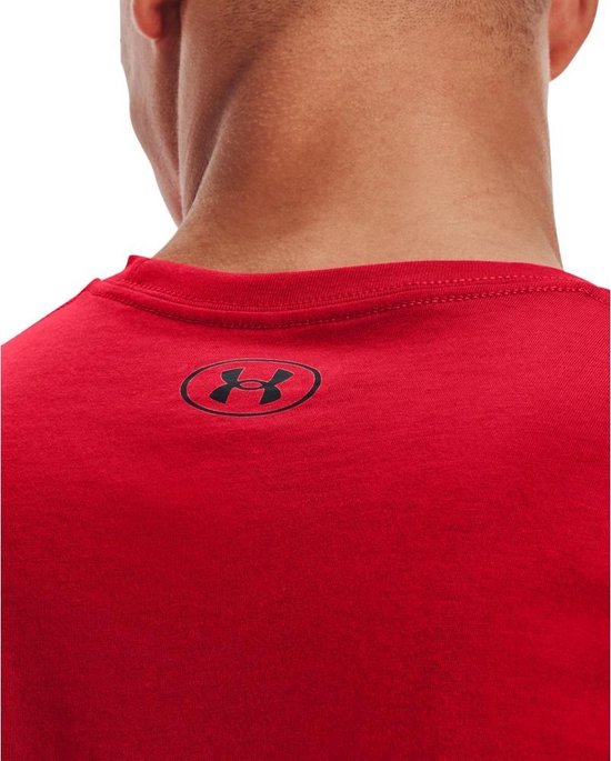 Sluiting van zwart Under Armour logo op rode t-shirt.