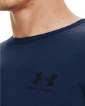 Detail van een donkerblauw sportshirt van Under Armour met zwart logo en merknaam.