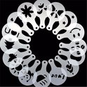 Cirkelvormige witte plastic mallen met verschillende patronen, waaronder een kerstboom, maan, hart, smiley en ster.
