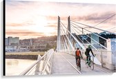 Canvas  - Mountainbikers op een Brug - 120x80cm Foto op Canvas Schilderij (Wanddecoratie op Canvas)