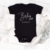 2021 Happy Goodz Baby Romper 2021 ZWART, Baby geboren in 2021, Zwangerschapsaankondiging / bekendmaking, Zwanger, 100% katoen, kraamcadeau, rompertje met tekst, aanstaande mama|0-3 maanden