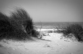 Tuinposter - Zee - Strand in wit / grijs / zwart - 80 x 120 cm.