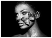 Vrouw met vlinder - Foto op Akoestisch paneel - 80 x 60 cm