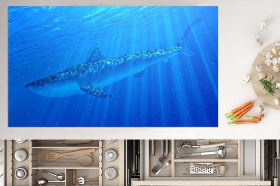 KitchenYeah® Inductie beschermer 85x52 cm - Een illustratie van een tijgerhaai in de zee - Kookplaataccessoires - Afdekplaat voor kookplaat - Inductiebeschermer - Inductiemat - Inductieplaat mat