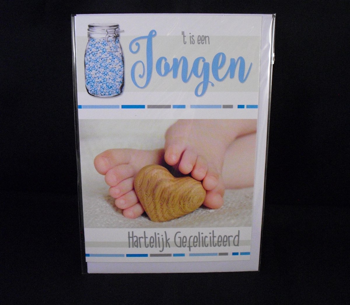 Felicitatiekaartje geboorte, 't is een jongen, hartelijk gefeliciteerd, met voetjes afgebeeld