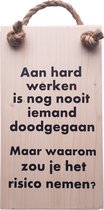 Handgemaakt Houten tekstbord "Aan hard werken is nog nooit iemand doodgegaan" 14x25 cm