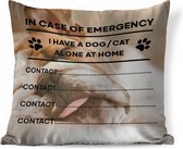 Sierkussen - Honden Quote 'in Case Of Emergency, I Have A Dog/cat' En Een Achtergrond Met Een Hond