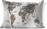 Sierkussens - Kussen - Donkere wereldkaart met illustraties van silhouetten van dieren en namen van continenten en oceanen - 60x40 cm - Kussen van katoen