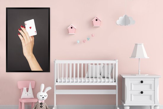 Photo encadrée - Femme tenant une carte à jouer cadre photo noir sans passe-partout 80x120 cm - Affiche sous cadre (Décoration murale salon / chambre)