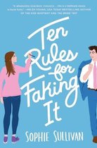 Boekcover van "Ten Rules for Faking It" met een vrouw die iets schrijft en een man die zijn jas over zijn schouder draagt.