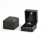 Ring doosje met LED verlichting - zwart - huwelijk, verloving, aanzoek, ringdoosje, led lichtje, valentijnsdag, voorstel, lampje, cadeau, liefde, sieradendoos, opbergdoos, juwelendoos
