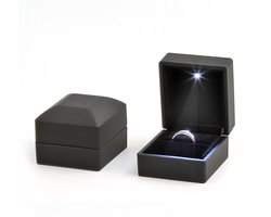 Ring doosje met LED verlichting - zwart - huwelijk, verloving, aanzoek, ringdoosje, led lichtje, valentijnsdag, voorstel, lampje, cadeau, liefde, sieradendoos, opbergdoos, juwelendoos Ring doosje met LED verlichting - zwart - huwelijk, verloving, aanzoek, ringdoosje, led lichtje, valentijnsdag, voorstel, lampje, cadeau, liefde, sieradendoos, opbergdoos, juwelendoos