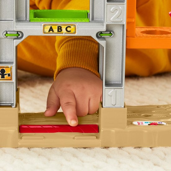 Kindervingers bij het 'ABC'-teken en rode hendel op de bouwplaats-speelset.