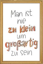 JUNIQE - Poster met houten lijst Nie zu Klein -20x30 /Oranje & Wit