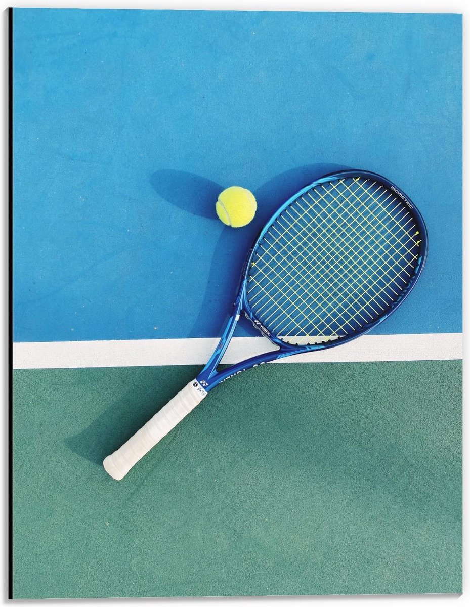 Dibond - Tennisracket met Tennisbal - 30x40cm Foto op Aluminium (Wanddecoratie van metaal)