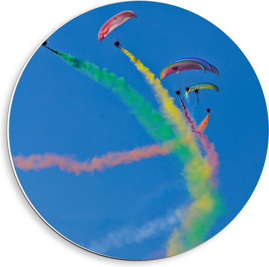Forex Wandcirkel - Parachutes met Gekleurde Rook in de Lucht - 40x40cm Foto op Wandcirkel (met ophangsysteem)