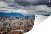 Tuindecoratie Wolkendek boven Sarajevo Bosnië en Herzegovina - 60x40 cm - Tuinposter - Tuindoek - Buitenposter