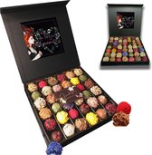 ChocolaDNA - Nog grotere doos met handgemaakte kunstwerkjes truffels en bonbons in een kleurrijk assortiment en rijkelijk gevuld - verjaardag - jubileum - chocoladegeschenkset - vaderdag - mo
