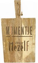 Rechthoekige stoere landelijke snijplank-hapjesplank met tekst gravure QUOTE: MOMENTJE VOOR MEZELF. Cadeau-verjaardag-bedankje. Het formaat is 25x45cm incl. handvat en 25x33cm excl. handvat