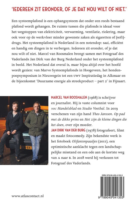 Twee mannen, links en rechts, zitten op de motorkap van een auto. De man links draagt een donkere jas, de man rechts een donkergroene jas. Achter hen een witte muur.