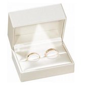 Ringdoosje twee ringen - bruiloft - LED lichtje - creme - lederlook - aanzoek - huwelijksaanzoek - verloving - sieradendoos - zijde - liefde - Valentijnsdag - ring - verlichting -