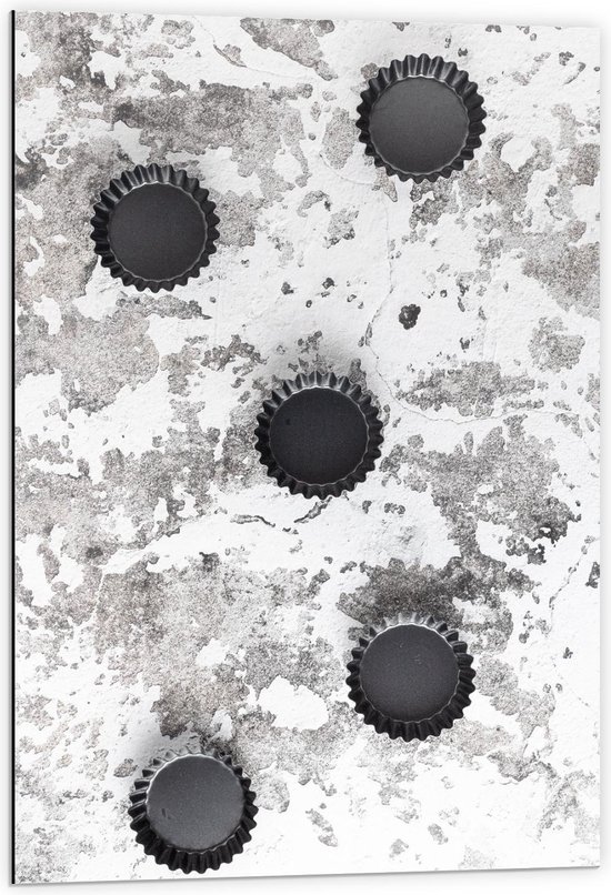 Dibond - Grijze Dopjes op Tafel - 60x90cm Foto op Aluminium (Wanddecoratie van metaal)
