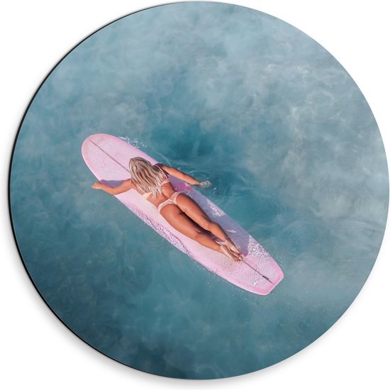 Dibond Wandcirkel - Vrouw op Surfplank in Zee - 30x30cm Foto op Aluminium Wandcirkel (met ophangsysteem)
