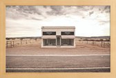 JUNIQE - Poster in houten lijst Prada Marfa -20x30 /Bruin & Ivoor