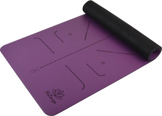 Paarse yogamat half opgerold, met zwarte antislip onderkant.