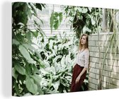Tableau sur toile Femme avec jupe dans le jardin - 150x100 cm - Décoration murale
