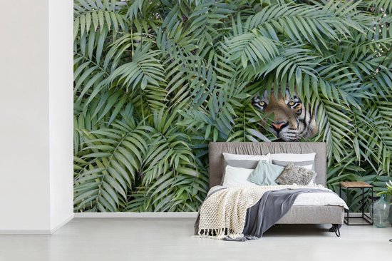 Behang - Fotobehang Verstopte tijger tussen de planten - Breedte 450 cm x  hoogte 300 cm | bol.com